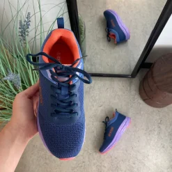 Lette sko i navy med stødabsorberende sål