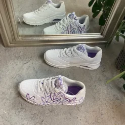 Lilla farvede hjerte sko fra Skechers