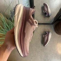 Lilla, stødabsorberende sko i åndbart mesh.