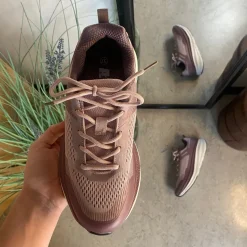 Lilla, stødabsorberende sko i åndbart mesh.