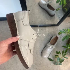 Lys beige skind snøresko med god stødabsorbering