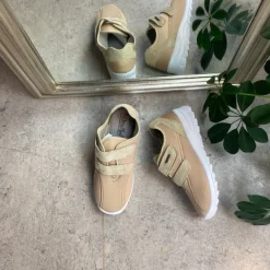 Lys fleksibel sko med skridhæmmende såler