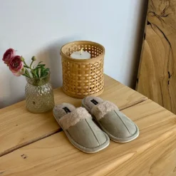 Lys grøn hjemmesko med synlig pelskant