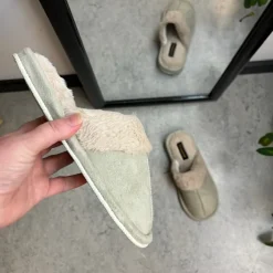 Lys grøn hjemmesko med synlig pelskant