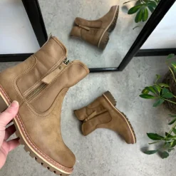 Lysbrun vinterstøvle med foer og smarte detaljer