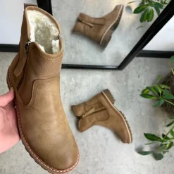 Lysbrun vinterstøvle med foer og smarte detaljer