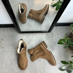 Lysbrun vinterstøvle med foer og smarte detaljer