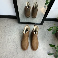 Lysbrun vinterstøvle med foer og smarte detaljer