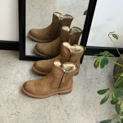 Lysbrun vinterstøvle med foer og smarte detaljer