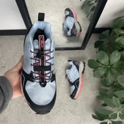 Lyseblå løbesko fra CMP med pink og sorte detaljer