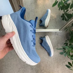 Lyseblå åndbar sko med god bredde