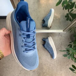 Lyseblå åndbar sko med god bredde