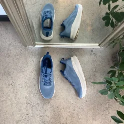 Lyseblå åndbar sko med god bredde