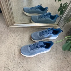 Lyseblå åndbar sko med god bredde