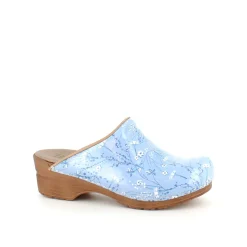 Lyseblå Sanita-træsko med smukt blomsterprint.