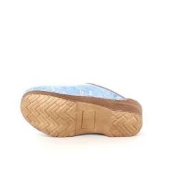 Lyseblå Sanita-træsko med smukt blomsterprint.