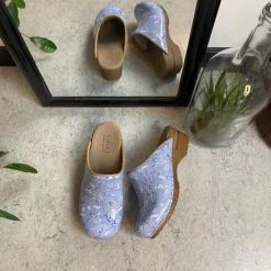 Lyseblå Sanita-træsko med smukt blomsterprint.