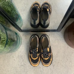 Moderne sko med flotte detaljer og gummisål