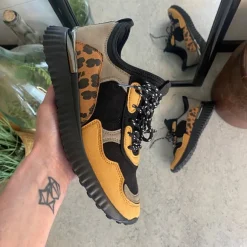 Moderne sko med flotte detaljer og gummisål