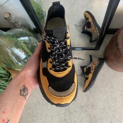 Moderne sko med flotte detaljer og gummisål