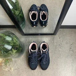 Mørkeblå vandtætte vandrestøvler fra CMP med pink detaljer.