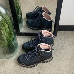 Mørkeblå vandtætte vandrestøvler fra CMP med pink detaljer.