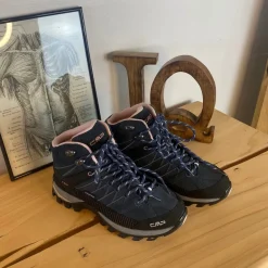 Mørkeblå vandtætte vandrestøvler fra CMP med pink detaljer.