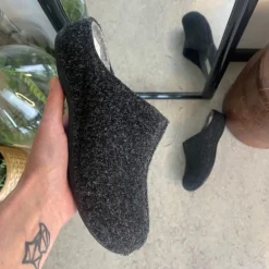 Mørkegrå filthjemmesko - som giver dig komfort og varme