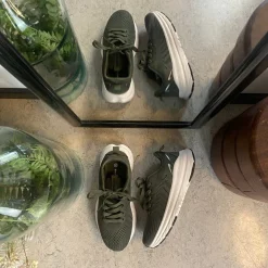 Mørkegrøn åndbar sko fra Endurance med effektiv stødabsorbering