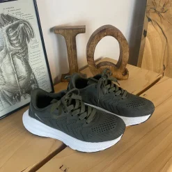 Mørkegrøn åndbar sko fra Endurance med effektiv stødabsorbering