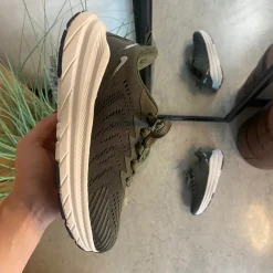 Mørkegrøn åndbar sko fra Endurance med effektiv stødabsorbering