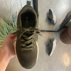 Mørkegrøn åndbar sko fra Endurance med effektiv stødabsorbering