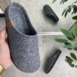 Mørkgrå filtet hjemmesko med svangstøtte