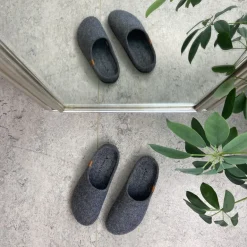 Mørkgrå filtet hjemmesko med svangstøtte