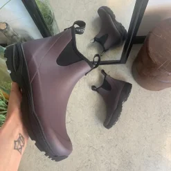 Mørklilla gummistøvle med svangstøtte fra Green Comfort.