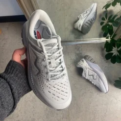 MTR1500 løbe og gå sko i hvid fra MBT