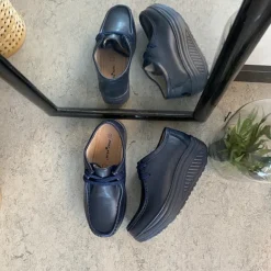 Navy skindsko med gængesål og svangstøtte