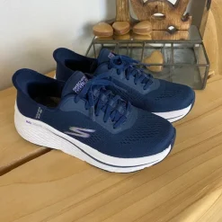 Navy Slip-ins fra Skechers med snørre og Max Cushion bund