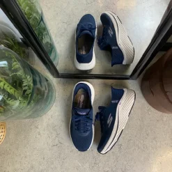 Navy Slip-ins fra Skechers med snørre og Max Cushion bund