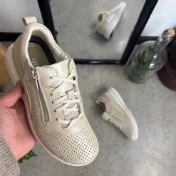 Åndbar beige sneakers fra Green Comfort