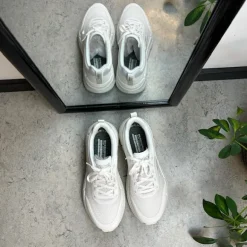 Åndbar hvid MaxCushioning sko fra Skechers