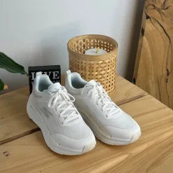 Åndbar hvid MaxCushioning sko fra Skechers