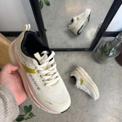 Åndbare Endurance Comfortfit sneakers med rosa detaljer