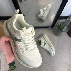 Åndbare Endurance Comfortfit sneakers med grønne detaljer