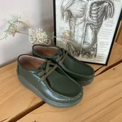 Olivengrønne skindsko med gængesål og svangstøtte