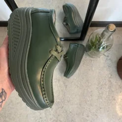 Olivengrønne skindsko med gængesål og svangstøtte