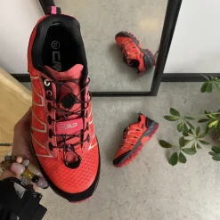 Pink vandresko fra CMP med fine detaljer og justerbar snøre