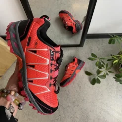 Pink vandresko fra CMP med fine detaljer og justerbar snøre