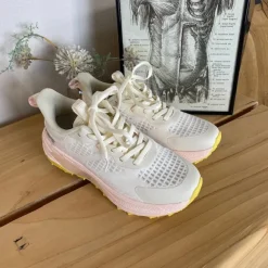 Råhvide letvægtssko med rosa Nonslip ydersål