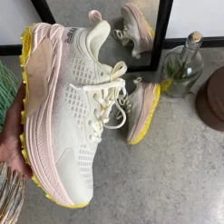 Råhvide letvægtssko med rosa Nonslip ydersål